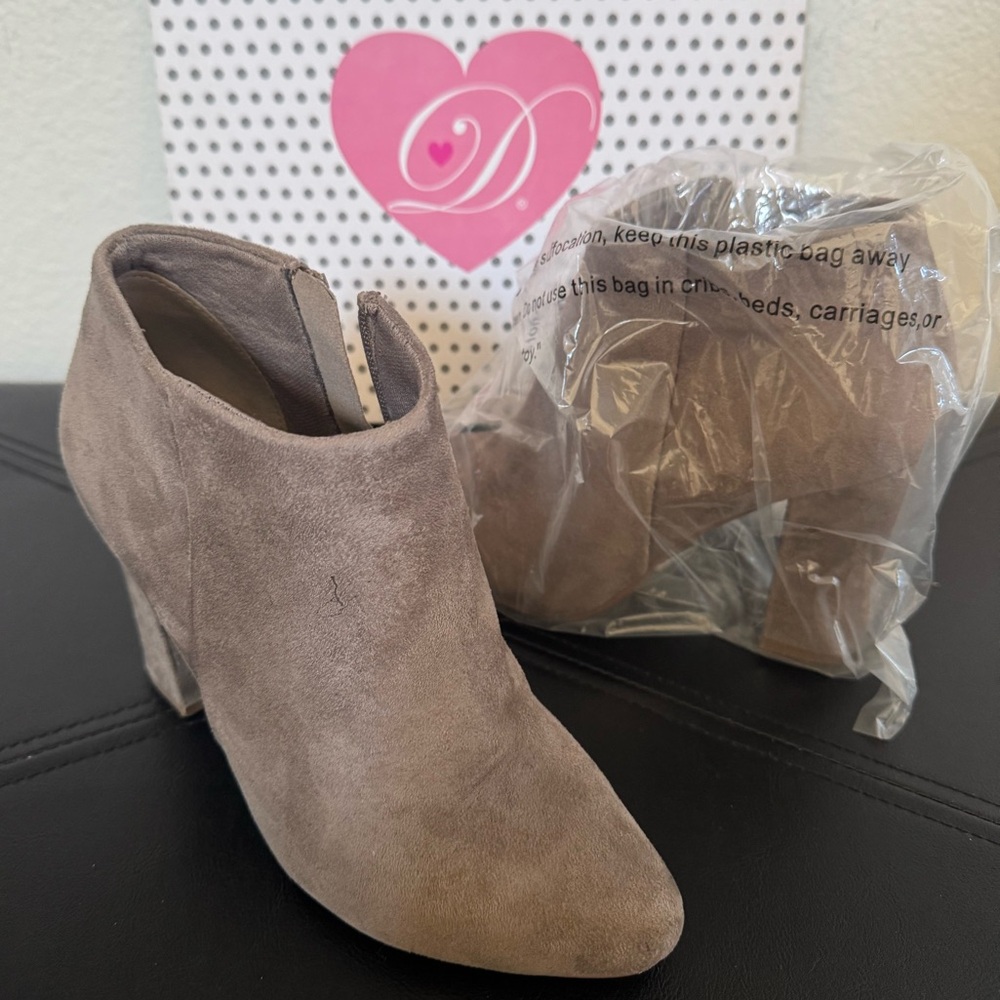 Elegant Tan Suede Ankle Boots